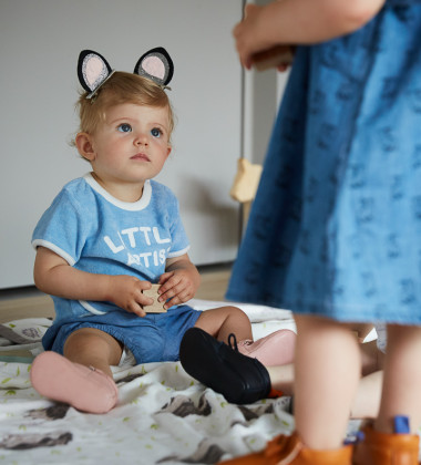 Comment accompagner son bébé dans ses premiers pas ?