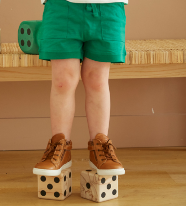 Comment associer les chaussures premiers pas Auguste et Alegria