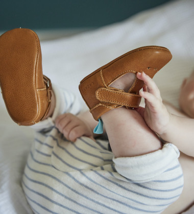 Pourquoi bébé attrape ses pieds ?
