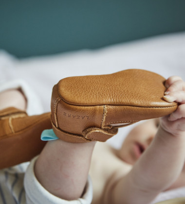 Pieds fins, pieds forts, comment choisir les chaussures de bébé?