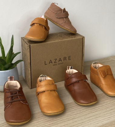 Comment assortir les chaussons premiers pas couleur noisette ?