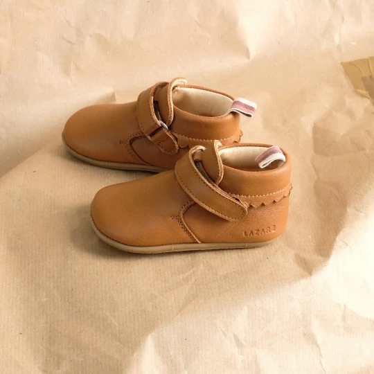 Chaussons bébé Suzanne marron Lazare Kids Shoes - Main Image