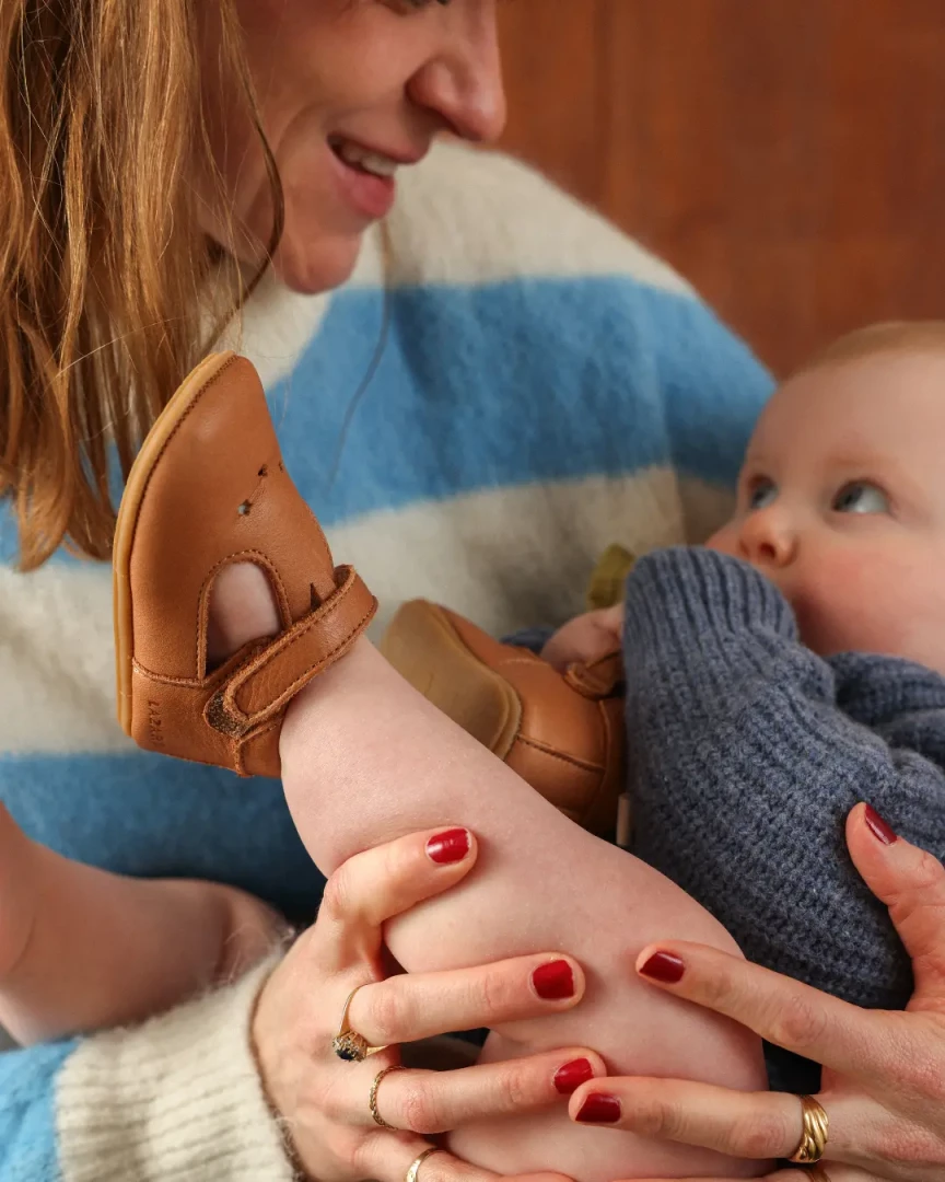 Chaussons bébé César marron semelle souple antidérapante en caoutchouc
