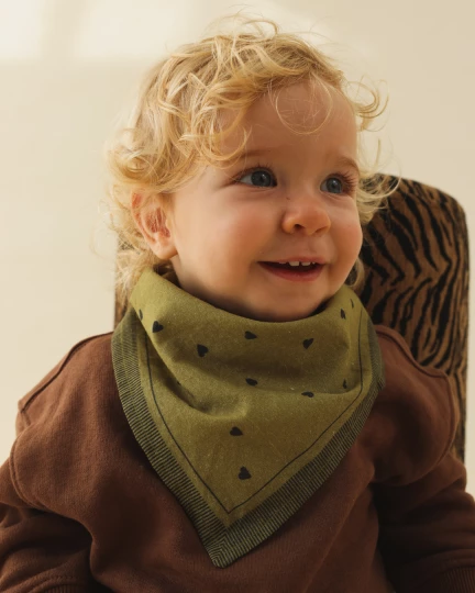 Foulard enfant en coton bio vert olive motif cœurs