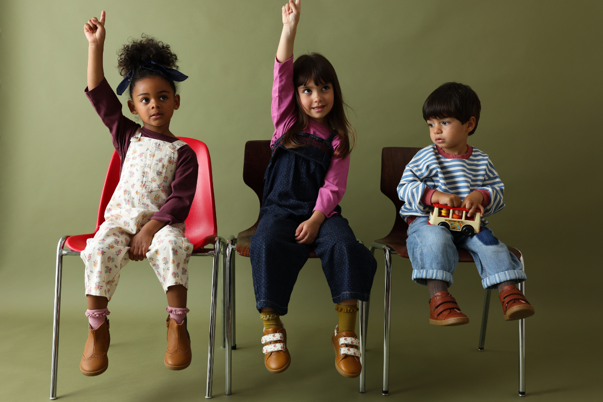 Comparatif de fermetures de chaussures bébé : fermeture éclair, scratch et lacets