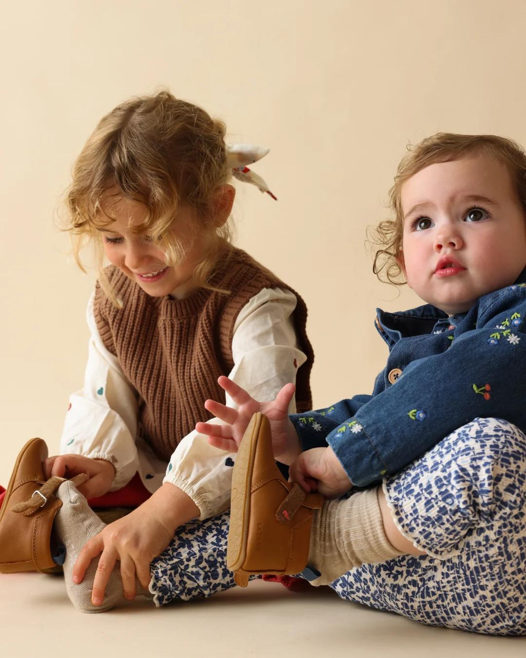 Dessous d'un chausson bébé montrant la semelle en caoutchouc souple avec texture antidérapante