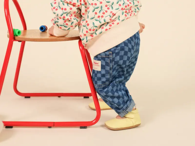 Bébé debout en chaussons cuir souple Lazare, premiers appuis