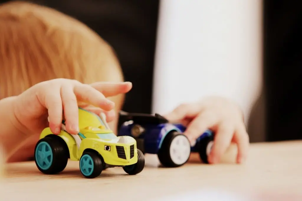 Bébé qui joue, prévention des accidents domestiques à la maison