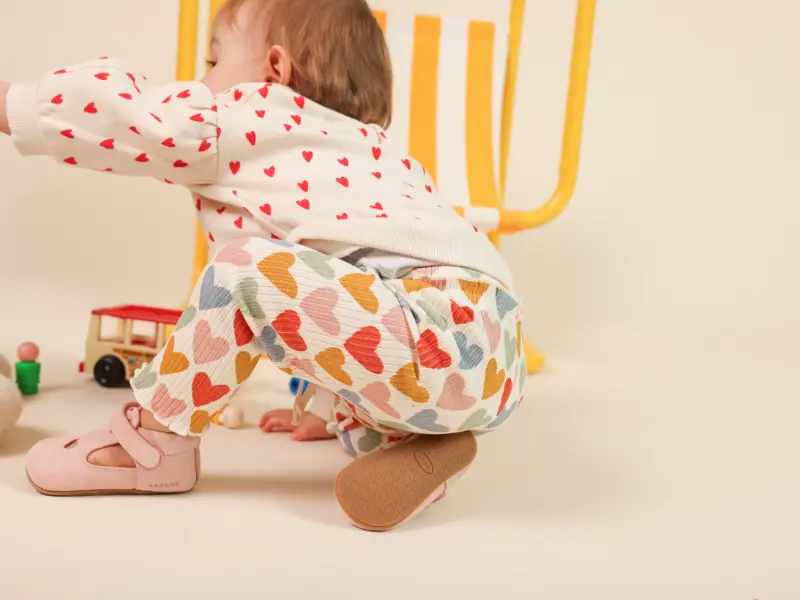 Bébé de moins de 4 mois en chaussons cuir souple, pieds protégés