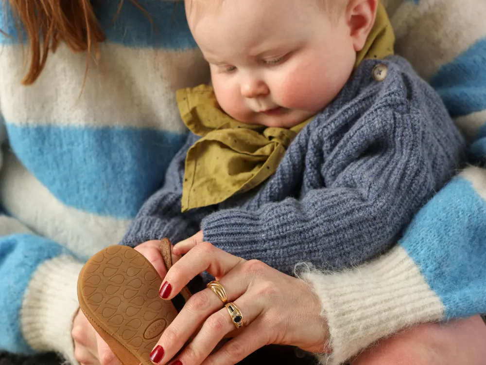 Bébé qui porte ses pieds à la bouche, étape du développement moteur