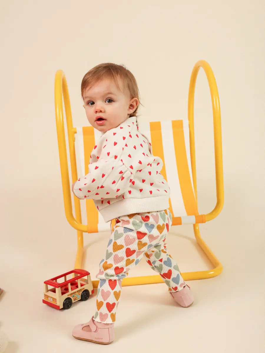 Bébé apprenant à marcher avec des chaussons premiers pas en cuir souple Lazare