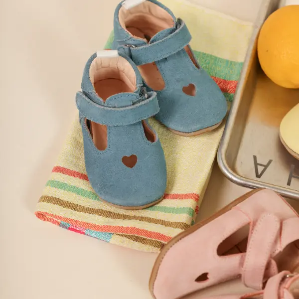 Chaussons Solveig rose cuir suédé baptême bébé fille cœur