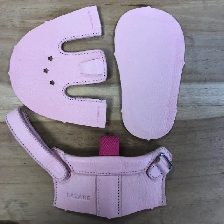 Chausson bébé en cuir souple Lazare décomposé en pièces avant montage cousu-retourné