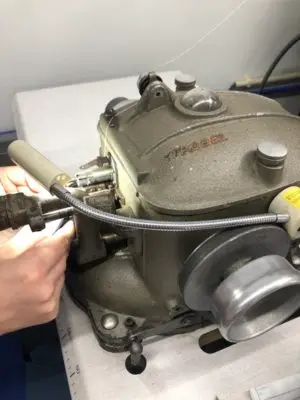 Machine à coudre Strobel utilisée pour le montage des chaussures premiers pas Lazare