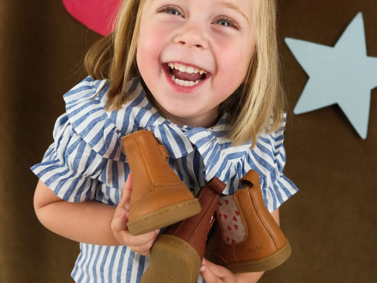 Chaussure premiers pas Axelle inspirée de la Chelsea boots, profil élastique en cuir souple Lazare