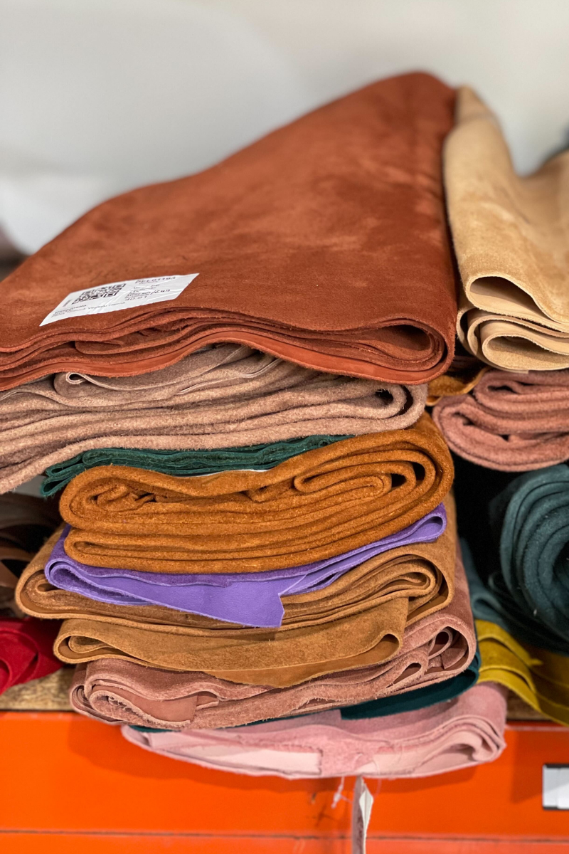 Peaux de cuir souple au tannage écologique utilisées pour les chaussons Lazare
