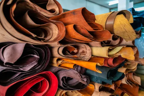 Cuirs de plusieurs couleurs après tannage pour chaussons bébé