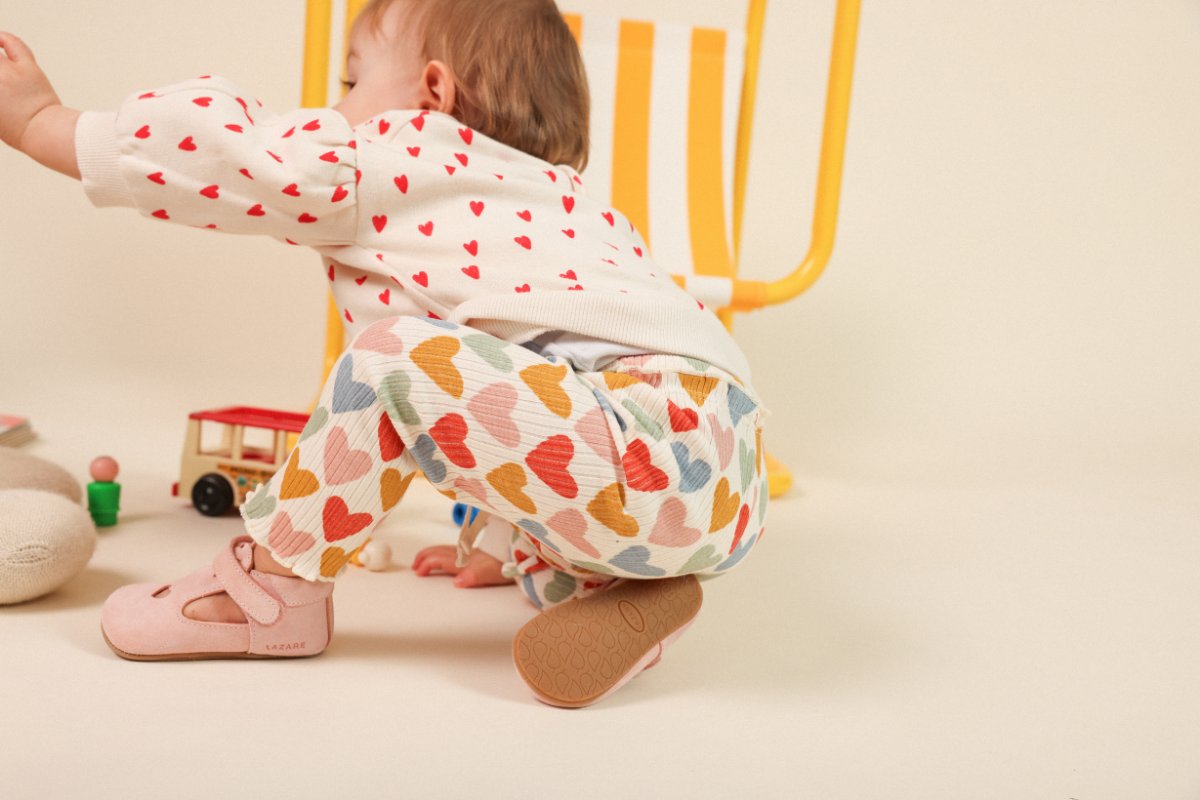 Enfant portant des chaussons en cuir souple Lazare