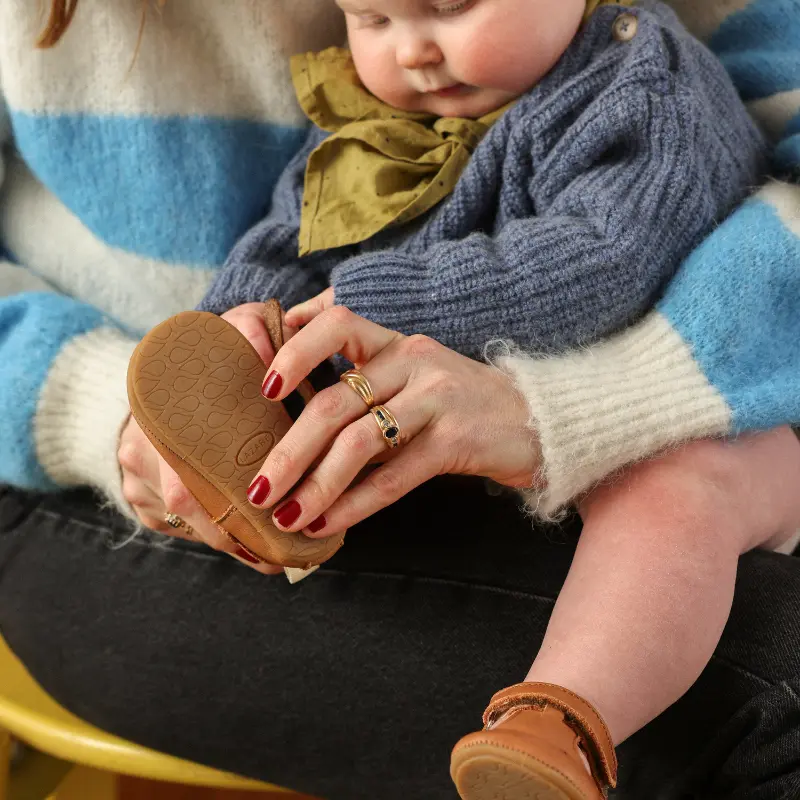 Mesure du pied de bébé pour vérifier la pointure des chaussures