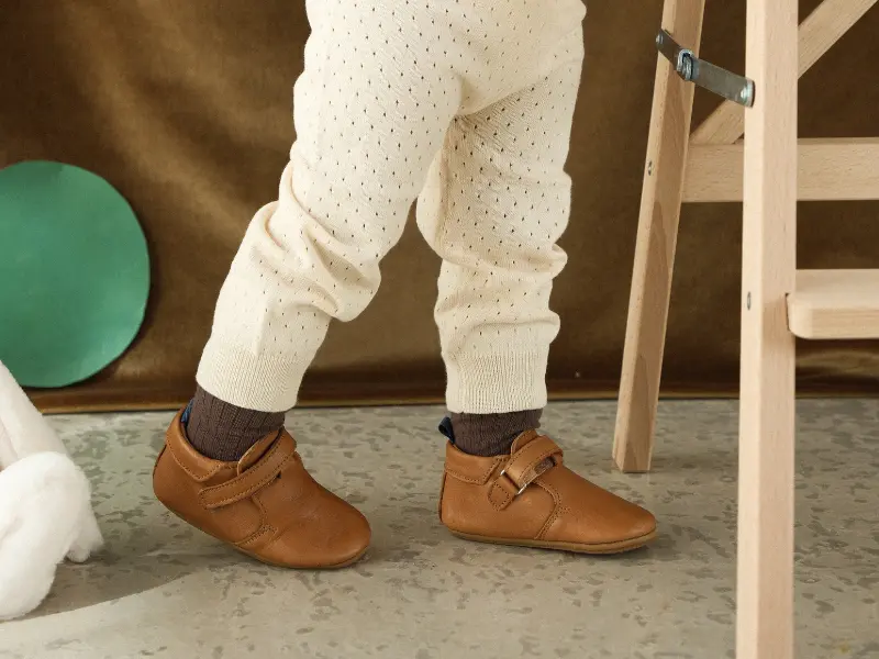 Pied d’enfant entre 2 et 4 ans en chaussons cuir souple Lazare