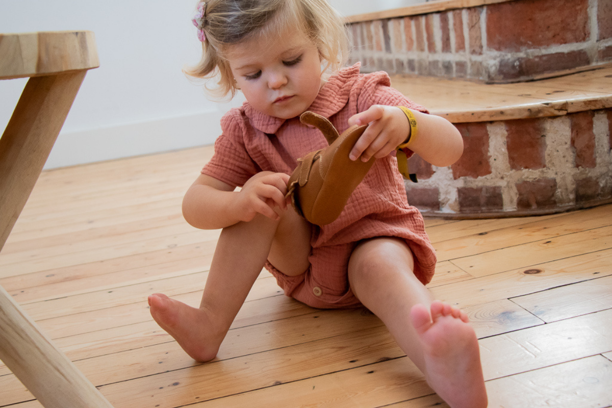 Pieds nus d'un bébé montrant le coussinet plantaire naturel des pieds plats