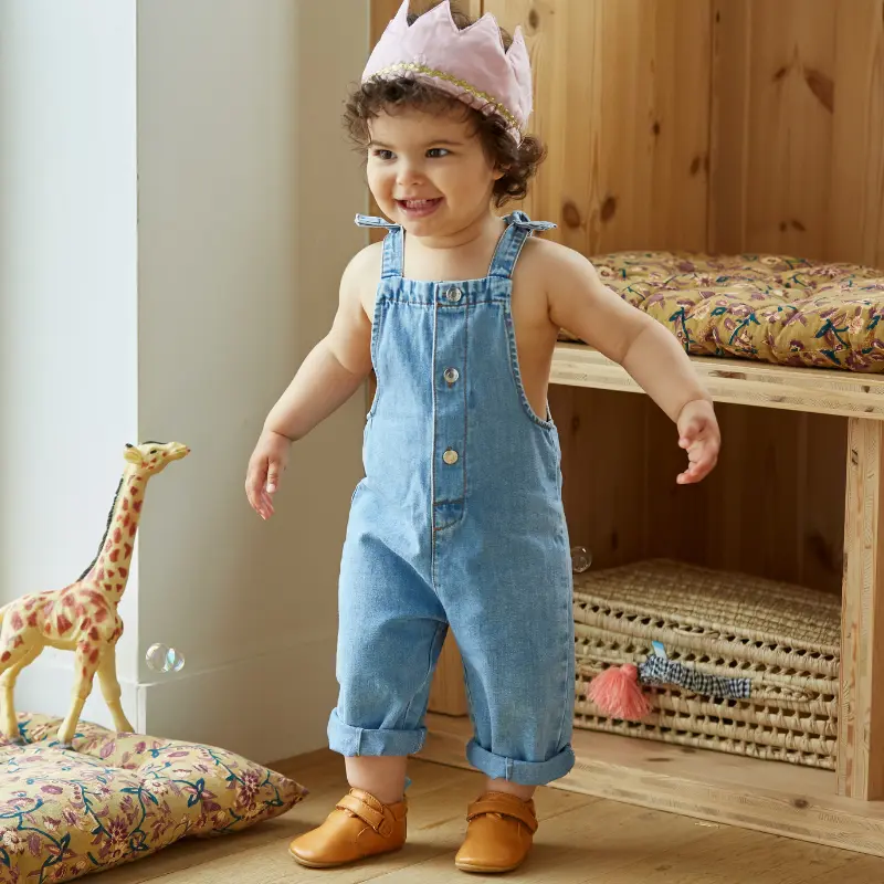 enfant portant les chaussons achille marron avec une couronne en carton