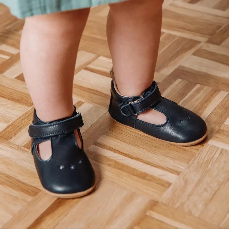 enfant debout portant le modèle de chaussons césar en bleu marine