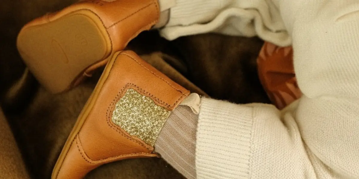 Bébé en chaussons cuir souple Lazare apprenant à marcher