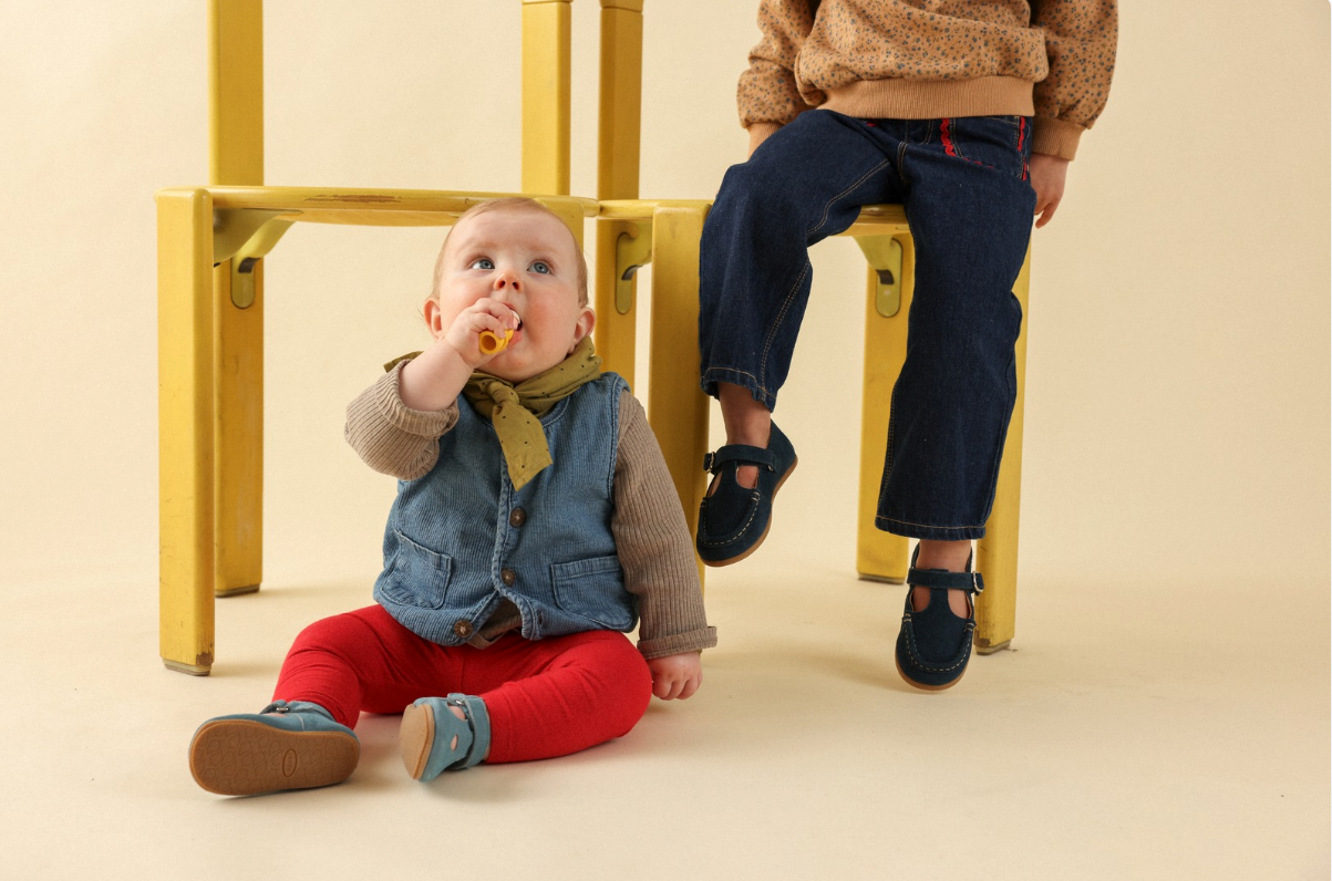 Chaussons et chaussures bébé en cuir souple Lazare alignés, transmission entre frères et sœurs