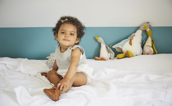 petite fille avec chaussures bébé lacets