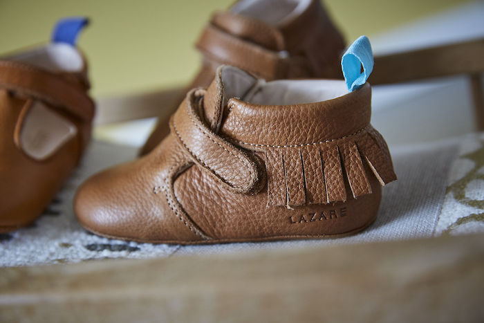 chaussons bébé en cuir souple marron à franges