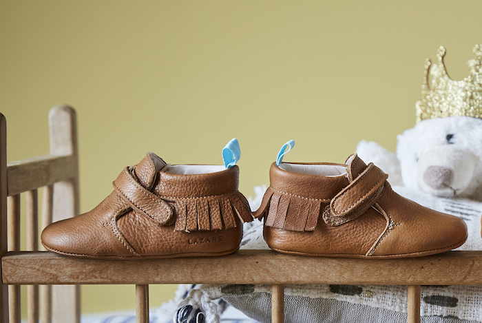 chaussons en cuir souple marron à franges, talon contre talon