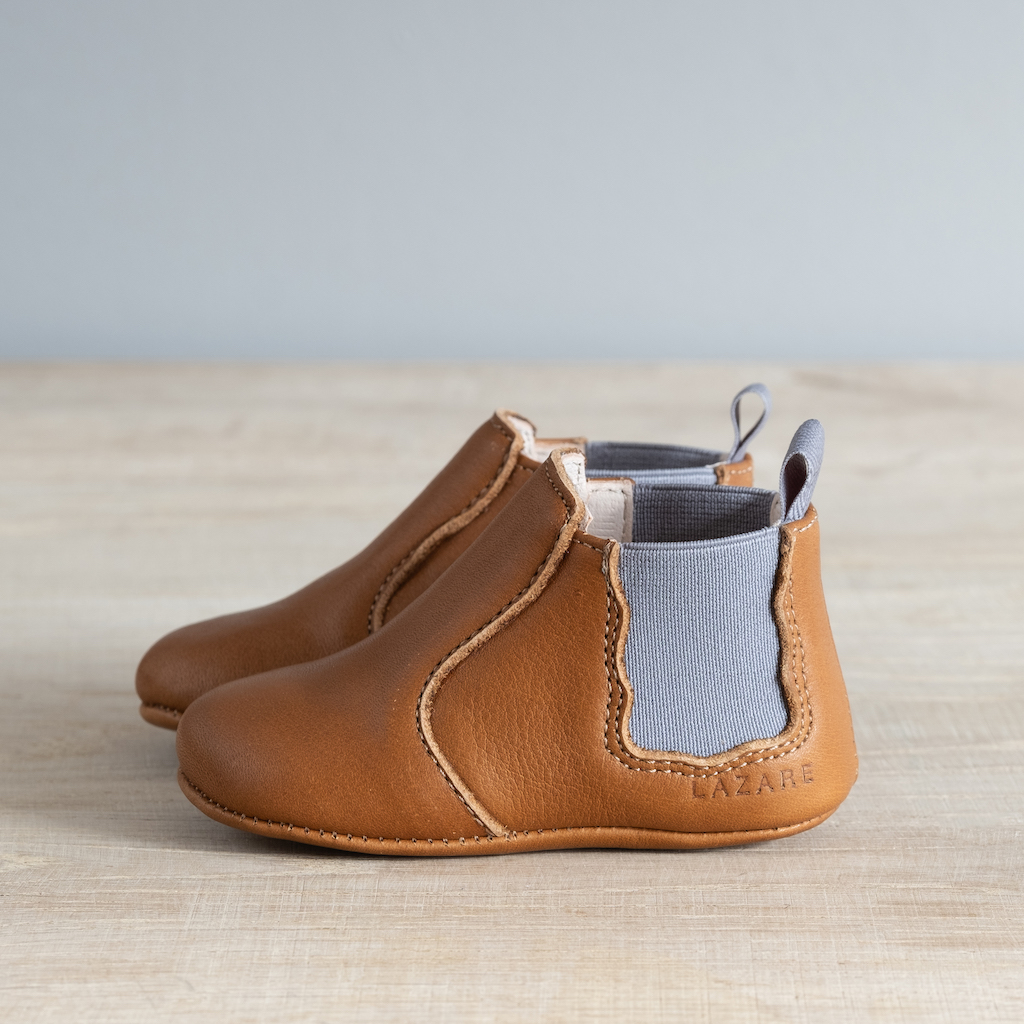 chausson chelsea boots couleur marron et gris de profil