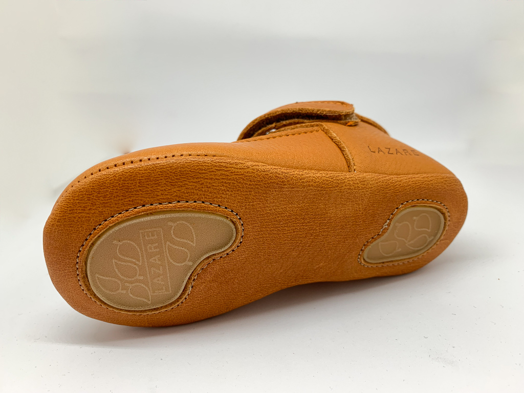 chaussons bebe en cuir camel avec semelles antiderapantes en caoutchouc