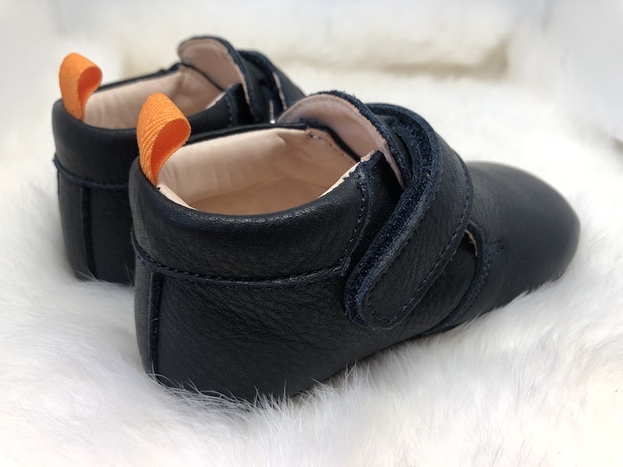 Chaussons bébé Achille bleu marine en cuir souple vu arrière