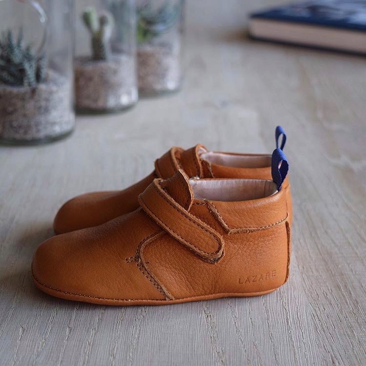 chaussons bébé en cuir souple Achille camel vu coté