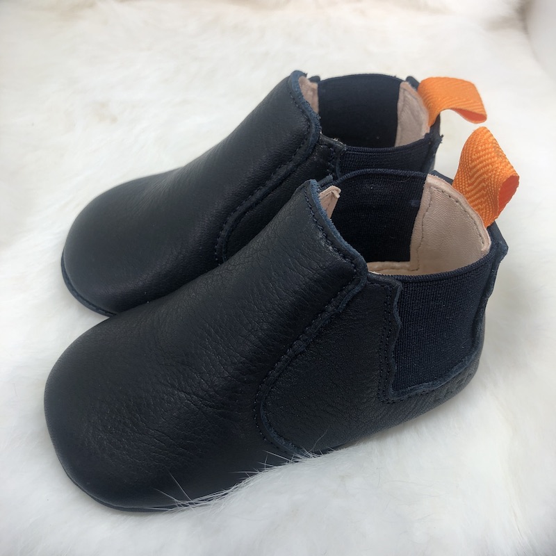 chaussons en cuir souple Oscar noir avec élastiques noires sur les côtés