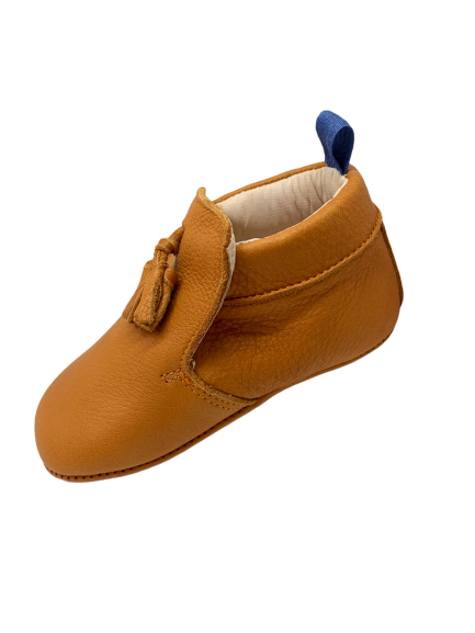 chaussons bébé en cuir souple camel avec pompon sur le dessus et languette bleue