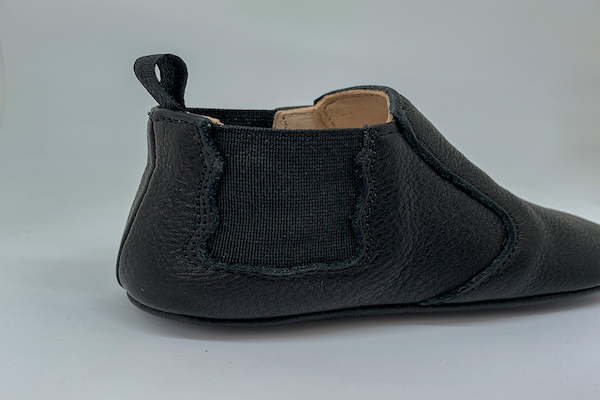 chaussons en cuir souple Oscar noir avec élastiques noires sur les côtés