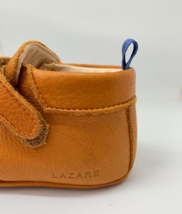 chaussons bébé en cuir souple Achille camel vu talon