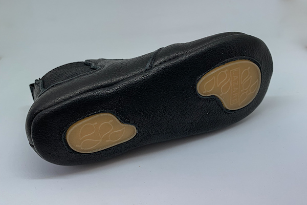 chaussons en cuir souple Oscar noir avec élastiques noires sur les côtés