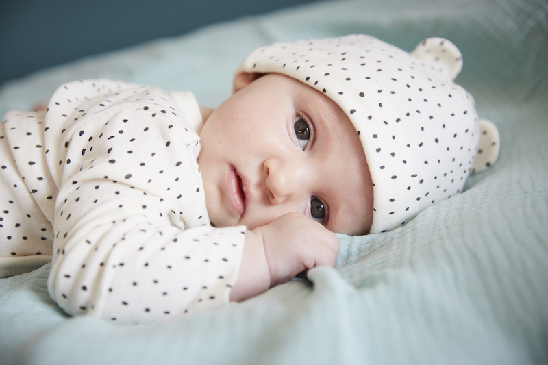 bébé couché sur un lit