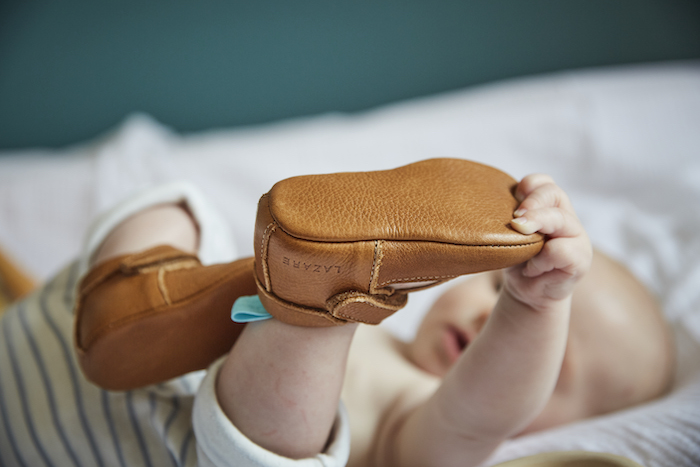 bébé qui se tient le pied