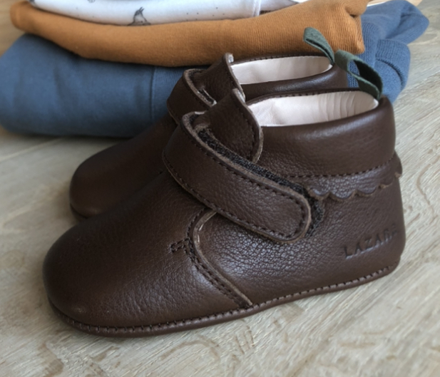 chausson cuir souple marron chocolat avec pile vêtements derrière