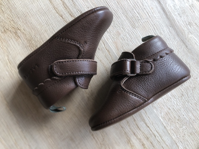 chaussons en cuir souple marron posés face à face