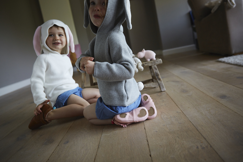 deux petits enfants en train de jouer