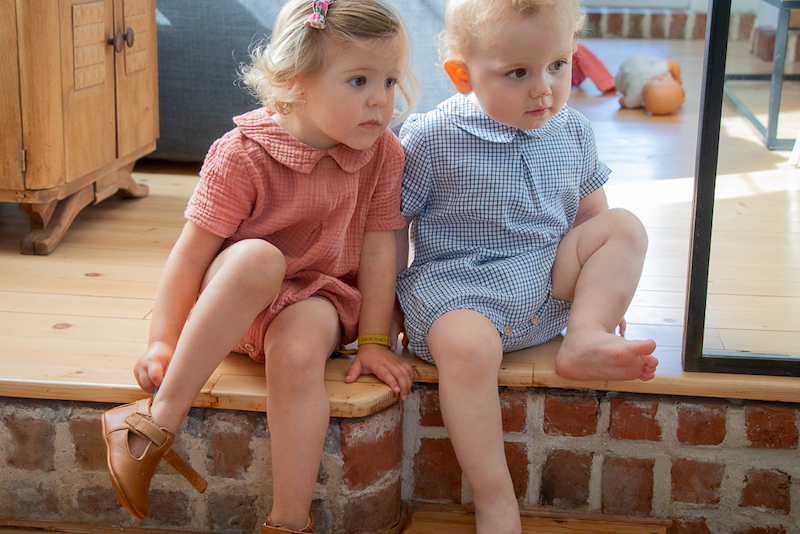 deux enfants assis sur une marche