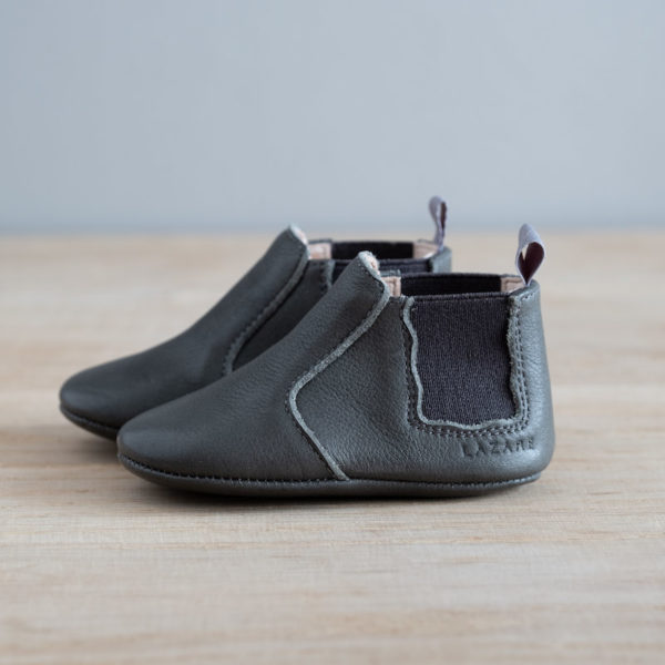 chausson en cuir gris coté