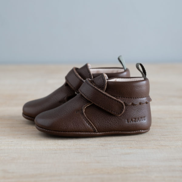 chausson en cuir marron avec noeud de côté