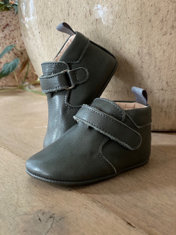 Découvrez nos modèles de chaussures premiers pas pour filles